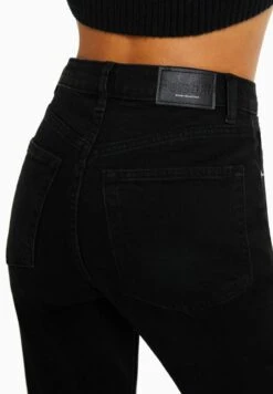 BERSHKA COMFORT FIT- MOM - Jeans Straight Leg - Black -Bershka Verkaufsgeschäft 3b8f17dae67c4774b31244503cc0296d