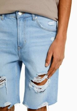 BERSHKA RIPPED - Jeans Shorts - Light Blue Denim -Bershka Verkaufsgeschäft 3c0ad47cfe474351aae5351eb06e056a