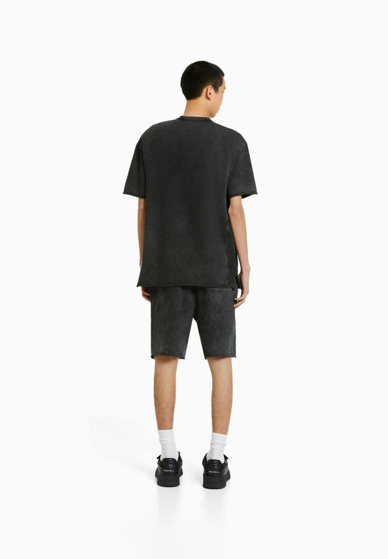 BERSHKA FADED-EFFECT PLUSH - BERMUDA - Shorts - Black 4 BERSHKA FADED-EFFECT PLUSH - BERMUDA - Shorts - Black – Bild 2