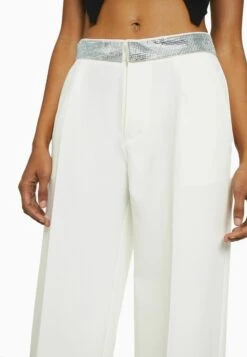 BERSHKA WITH RHINESTONE DETAIL - Stoffhose - Off White 11 BERSHKA WITH RHINESTONE DETAIL - Stoffhose - Off White -Bershka Verkaufsgeschäft 3efb2050a7dd4c98b4bf3367cdbf3796