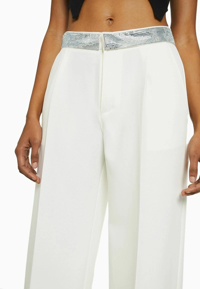 BERSHKA WITH RHINESTONE DETAIL - Stoffhose - Off White 6 BERSHKA WITH RHINESTONE DETAIL - Stoffhose - Off White – Bild 4