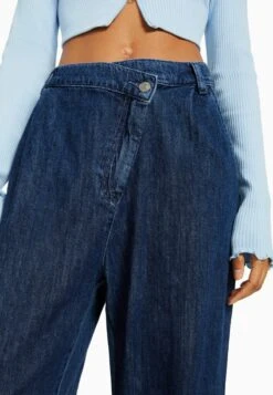 BERSHKA TAILORED - Flared Jeans - Dark Blue 10 BERSHKA TAILORED - Flared Jeans - Dark Blue -Bershka Verkaufsgeschäft 3f2107565cb34e7aa4324aa1dae25194