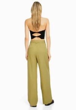 BERSHKA CARROT FIT WITH A BUCKLE - Stoffhose - Green 10 BERSHKA CARROT FIT WITH A BUCKLE - Stoffhose - Green -Bershka Verkaufsgeschäft 401b8f704e8e4630afd6db5e62f120df