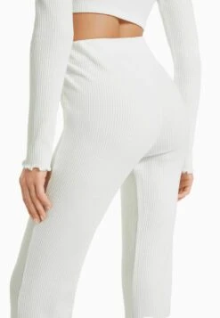 BERSHKA Stoffhose - White -Bershka Verkaufsgeschäft 42050c77077b44b4908374551f88ffe6