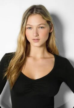 BERSHKA GATHERED V-NECK - Langarmshirt - Black -Bershka Verkaufsgeschäft 4282e890fad14f7f976ee63778a17fac