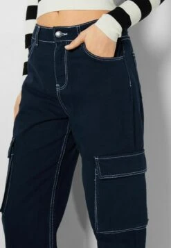 BERSHKA CARGO - Jeans Relaxed Fit - Royal Blue 11 BERSHKA CARGO - Jeans Relaxed Fit - Royal Blue -Bershka Verkaufsgeschäft 42e2c9383bed44fdbff3990c1d7d21f3