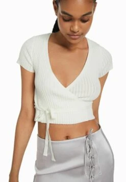 BERSHKA SHORT SLEEVE CROSSOVER WITH BOW - Strickjacke - Beige 11 BERSHKA SHORT SLEEVE CROSSOVER WITH BOW - Strickjacke - Beige -Bershka Verkaufsgeschäft 42f70c230464407184c15255dfc27fe7