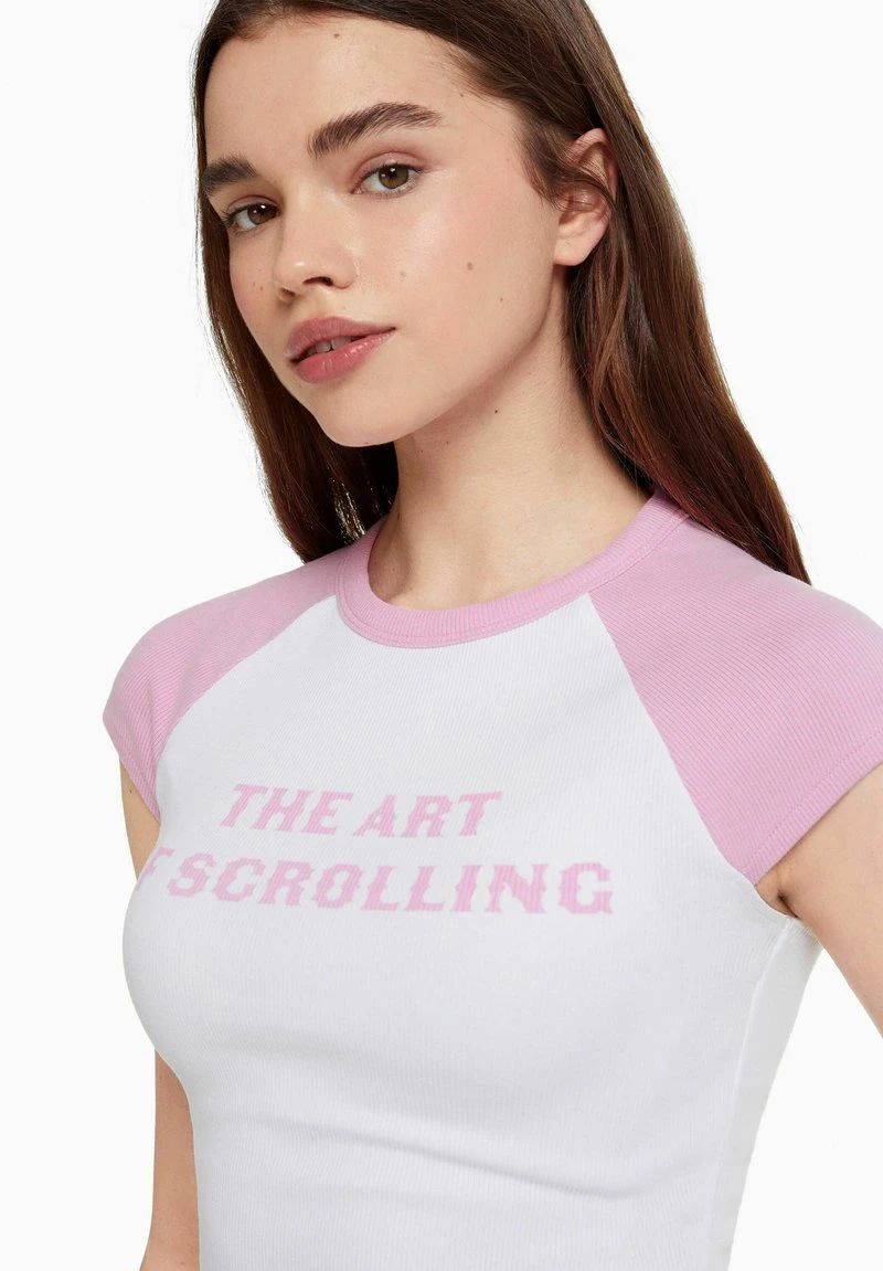 BERSHKA SHORT RAGLAN SLEEVES - PRINTED - T-Shirt Print - Pink 6 BERSHKA SHORT RAGLAN SLEEVES - PRINTED - T-Shirt Print - Pink – Bild 4