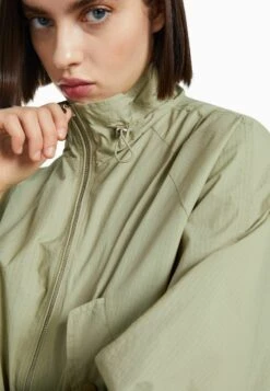 BERSHKA CROPPED RIPSTOP TEXTURED - Leichte Jacke - Khaki 11 BERSHKA CROPPED RIPSTOP TEXTURED - Leichte Jacke - Khaki -Bershka Verkaufsgeschäft 4405e696dd334935b311ac20d184dc89