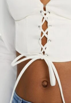BERSHKA FITTED POPLIN LACE-UP WITH LONG SLEEVES - CORSET - Bluse - Off White 11 BERSHKA FITTED POPLIN LACE-UP WITH LONG SLEEVES - CORSET - Bluse - Off White -Bershka Verkaufsgeschäft 4491a24e8163487a9e413919d70b86ec
