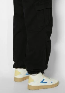 BERSHKA PARACHUTE - Cargohose - Black 12 BERSHKA PARACHUTE - Cargohose - Black -Bershka Verkaufsgeschäft 449490a6289240b99f8fba1b07f2398e