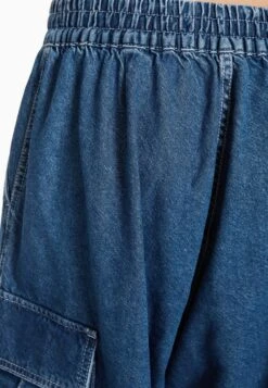 BERSHKA VOLUMINOUS - Jeans Relaxed Fit - Light Blue Denim -Bershka Verkaufsgeschäft 45b45239ba3c46da94cfad19581949d8