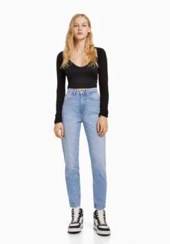 BERSHKA MOM - Jeans Relaxed Fit - Light Blue Denim -Bershka Verkaufsgeschäft 45e349b26b3846b4a74e62a14cc78983