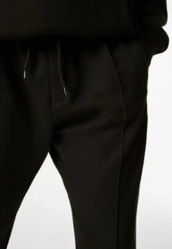 BERSHKA PLUSH - Jogginghose - Black -Bershka Verkaufsgeschäft 4723c9f7ddfc483f8928223c3ddc68c5