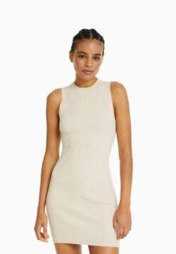 BERSHKA MINI - Strickkleid - Beige