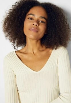 BERSHKA Strickpullover - Beige 11 BERSHKA Strickpullover - Beige -Bershka Verkaufsgeschäft 492d6998efe044bb8d009327c09f1b7f