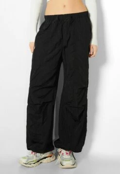 BERSHKA PARACHUTE - Stoffhose - Black