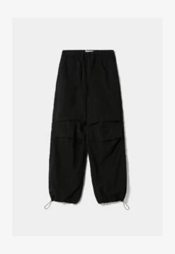 BERSHKA PARACHUTE - Stoffhose - Black 13 BERSHKA PARACHUTE - Stoffhose - Black -Bershka Verkaufsgeschäft 4afb3d7cc2624c918f1e97fefd33dd91