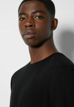 BERSHKA SHORT SLEEVE - T-Shirt Basic - Black -Bershka Verkaufsgeschäft 4b3fd010d3ec4db082aa4004f8f015fc