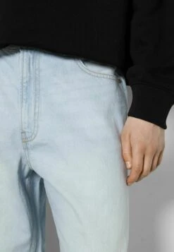 BERSHKA Jeans Straight Leg - Blue 10 BERSHKA Jeans Straight Leg - Blue -Bershka Verkaufsgeschäft 4c8fa4100b2d4262892459743db6d1f5