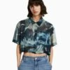 BERSHKA SHORT SLEEVE WITH ART SERIES PRIN - Hemdbluse - Dark Green -Bershka Verkaufsgeschäft 4d2b1773e47049fdb125095fdc580a8a