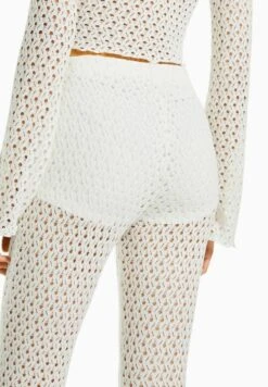 BERSHKA FLARED - Stoffhose - White -Bershka Verkaufsgeschäft 4d805a7b129f49088e63fa8c57cd742e