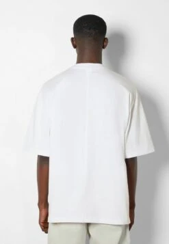 BERSHKA OVERSIZED SHORT SLEEVE - T-Shirt Basic - Off White 10 BERSHKA OVERSIZED SHORT SLEEVE - T-Shirt Basic - Off White -Bershka Verkaufsgeschäft 4d9cad8b37e445379b802aeb91a2fc4d