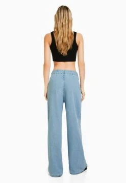BERSHKA WIDE PLEATED - Flared Jeans - Light Blue Denim 10 BERSHKA WIDE PLEATED - Flared Jeans - Light Blue Denim -Bershka Verkaufsgeschäft 4e19a79916f942a2b564606712150346