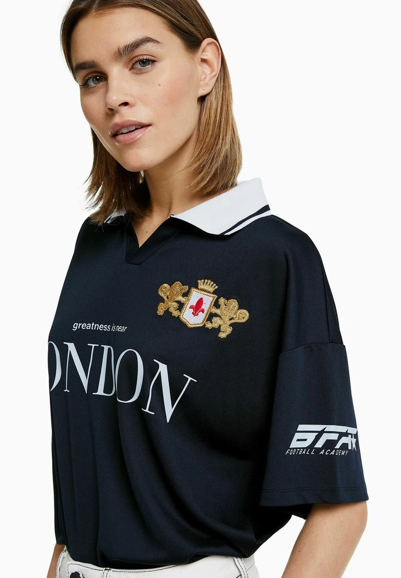 BERSHKA FOOTBALL COLLAR SHORT SLEEVE - Poloshirt - Royal Blue 6 BERSHKA FOOTBALL COLLAR SHORT SLEEVE - Poloshirt - Royal Blue – Bild 4