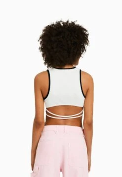 BERSHKA SLEEVELESS VARSITY OPEN BACK - Top - White 10 BERSHKA SLEEVELESS VARSITY OPEN BACK - Top - White -Bershka Verkaufsgeschäft 4ee6504527604859bc167797c90923a9