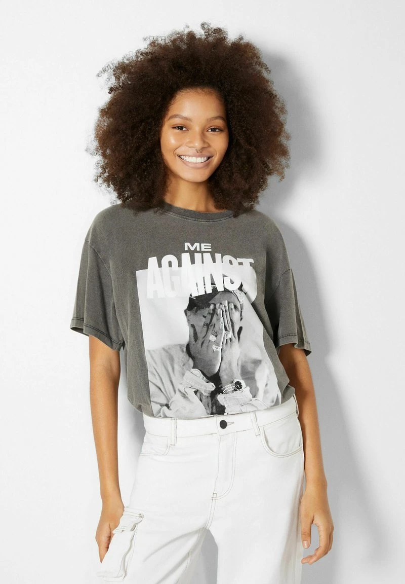 BERSHKA TUPAC - T-Shirt Print - Dark Grey 3 BERSHKA TUPAC - T-Shirt Print - Dark Grey
