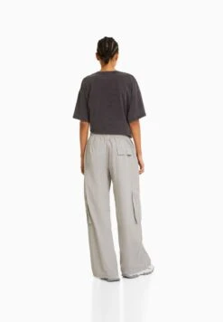BERSHKA MULTIPOCKET WIDE LEG - Cargohose - Grey -Bershka Verkaufsgeschäft 5037c1acc7574904a9a5cb745cdceedd