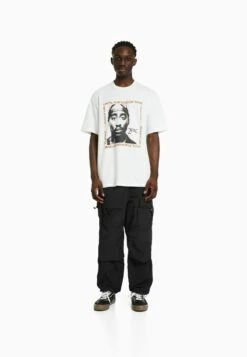 BERSHKA BOXY FIT SHORT SLEEVE TUPAC - T-Shirt Print - Off White