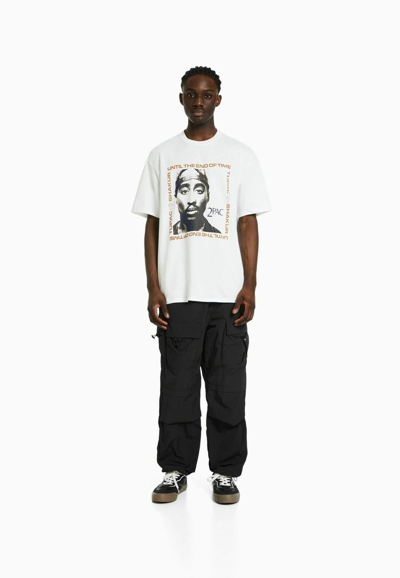 BERSHKA BOXY FIT SHORT SLEEVE TUPAC - T-Shirt Print - Off White 3 BERSHKA BOXY FIT SHORT SLEEVE TUPAC - T-Shirt Print - Off White