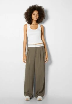 BERSHKA SLEEVELESS - Top - Off White -Bershka Verkaufsgeschäft 527c6cde8fc24502948117c652a6587b