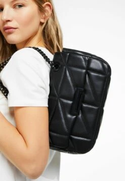 BERSHKA Handtasche - Black