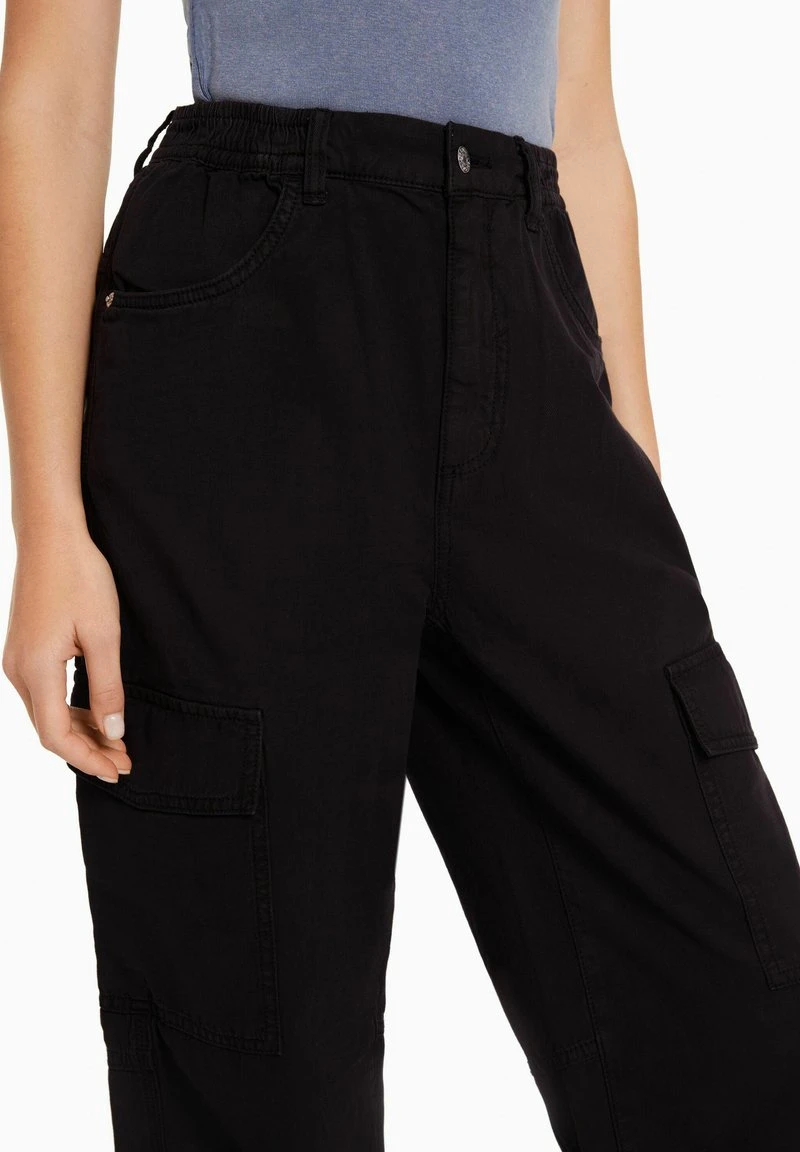 BERSHKA WITH GATHERED WAIST AND POCKETS - Cargohose - Black 5 BERSHKA WITH GATHERED WAIST AND POCKETS - Cargohose - Black – Bild 3