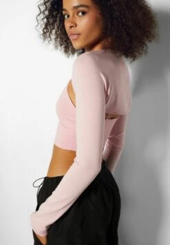 BERSHKA STRAPPY WITH LONG SLEEVES - Strickjacke - Pink 11 BERSHKA STRAPPY WITH LONG SLEEVES - Strickjacke - Pink -Bershka Verkaufsgeschäft 56d3147ab5224293bb17d95a7285629f