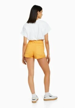 BERSHKA COMFORT WITH TURN-UP HEMS - Shorts - Yellow -Bershka Verkaufsgeschäft 5850d73528d74e32a1af32c5c7411822