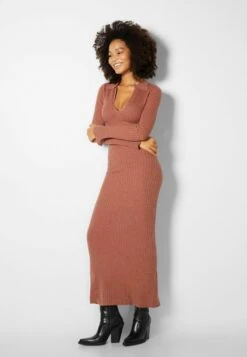 BERSHKA Maxikleid - Dark Red