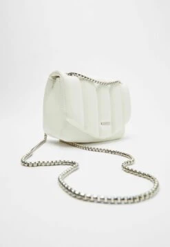 BERSHKA MIT VERTIKALEM STEPPMUSTER UND TRAGEKETTE - Umhängetasche - White -Bershka Verkaufsgeschäft 5c709b2acf3e4965ae7e1aa806ddee27