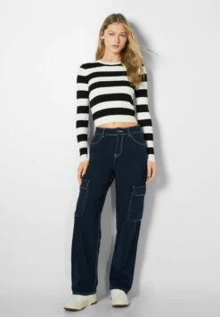 BERSHKA CARGO - Jeans Relaxed Fit - Royal Blue 9 BERSHKA CARGO - Jeans Relaxed Fit - Royal Blue -Bershka Verkaufsgeschäft 5db4021edd264ab98b4de7853319624c