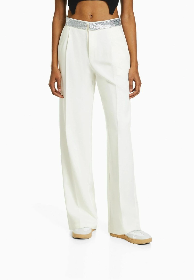 BERSHKA WITH RHINESTONE DETAIL - Stoffhose - Off White 3 BERSHKA WITH RHINESTONE DETAIL - Stoffhose - Off White