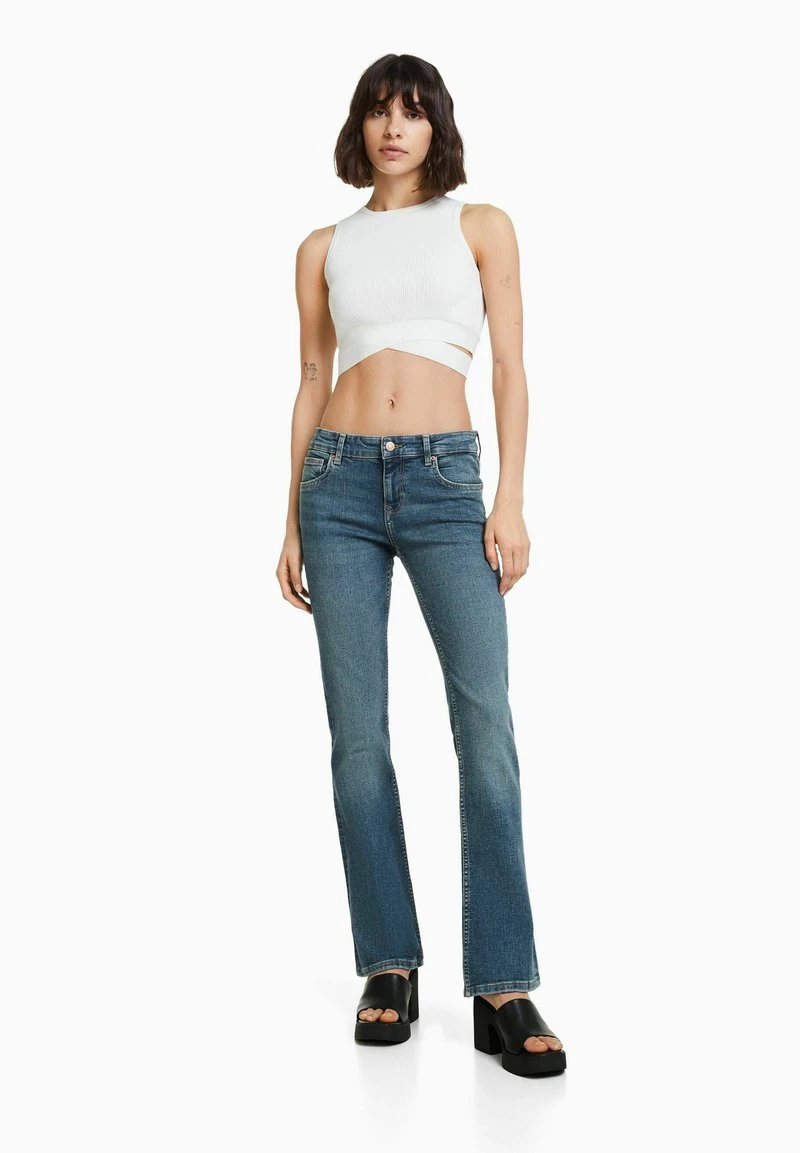 BERSHKA LOW WAIST - Jeans Bootcut - Light Blue 4 BERSHKA LOW WAIST - Jeans Bootcut - Light Blue – Bild 2