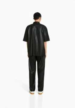 BERSHKA SHORT SLEEVE - Leichte Jacke - Black 10 BERSHKA SHORT SLEEVE - Leichte Jacke - Black -Bershka Verkaufsgeschäft 62a4f804df1945a1ac364ad6f010efe0