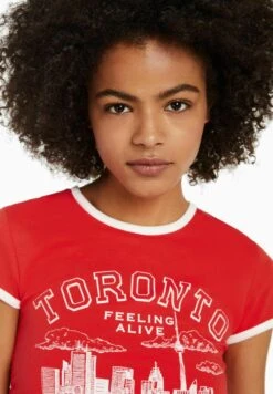 BERSHKA SHORT SLEEVE - T-Shirt Print - Red -Bershka Verkaufsgeschäft 62f4c3041b904539b24aac52996346a3