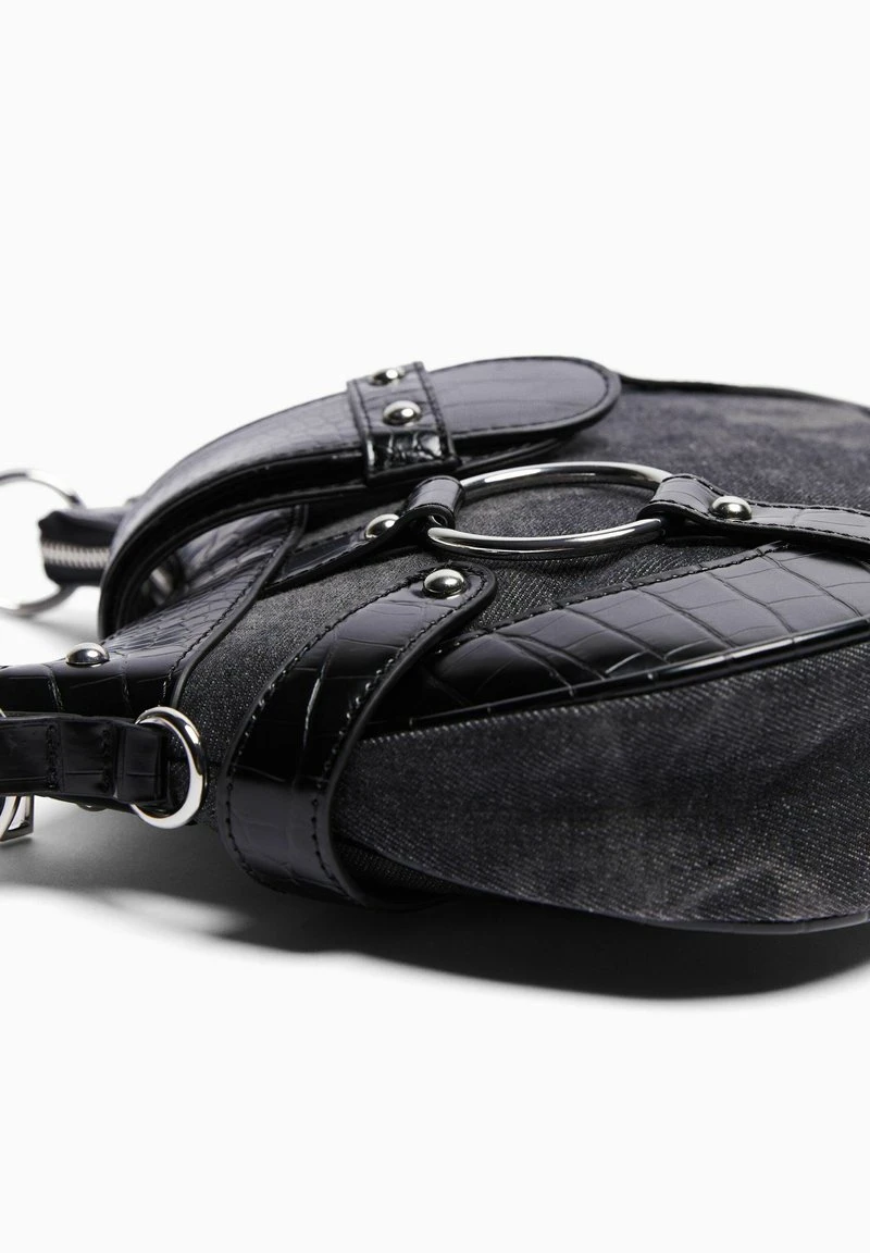 BERSHKA EMBOSSED WITH STRAP - Umhängetasche - Black 6 BERSHKA EMBOSSED WITH STRAP - Umhängetasche - Black – Bild 4