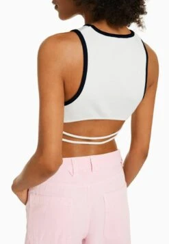 BERSHKA SLEEVELESS VARSITY OPEN BACK - Top - White 11 BERSHKA SLEEVELESS VARSITY OPEN BACK - Top - White -Bershka Verkaufsgeschäft 695a6ec2ab994019a831237cf2b2d0e6