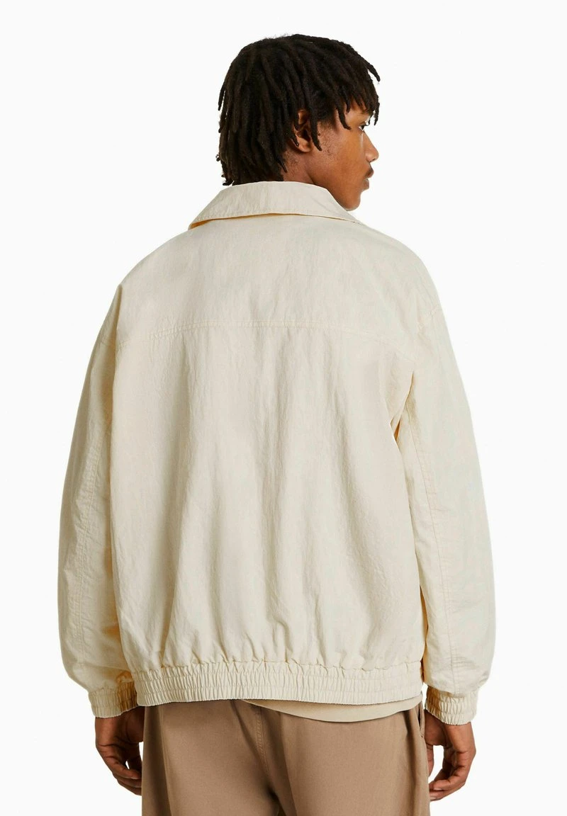 BERSHKA LIGHTWEIGHT EFFECT - Leichte Jacke - Light Yellow 5 BERSHKA LIGHTWEIGHT EFFECT - Leichte Jacke - Light Yellow – Bild 3