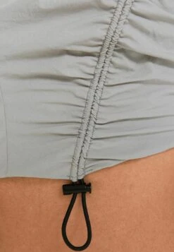 BERSHKA EFFECT HALTERNECK WITH STOPPERS - CROP - Bluse - Mottled Light Grey 11 BERSHKA EFFECT HALTERNECK WITH STOPPERS - CROP - Bluse - Mottled Light Grey -Bershka Verkaufsgeschäft 6d72d69b069d4cab8c1b285aa1373d76